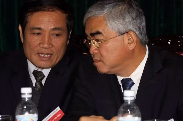 Ông Dũng (phải) và ông Nguyễn Trọng Hỷ, đương kim Chủ tịch VFF