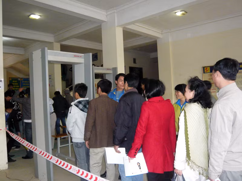 Biết là bị thu điện thoại, nhưng nhiều lao động vẫn cố tình mang theo điện thoại