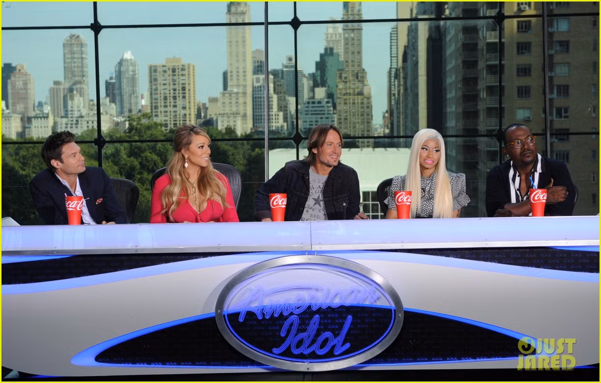 Nicki (Tóc bạch kim) cùng các đồng nghiệp tại American Idol