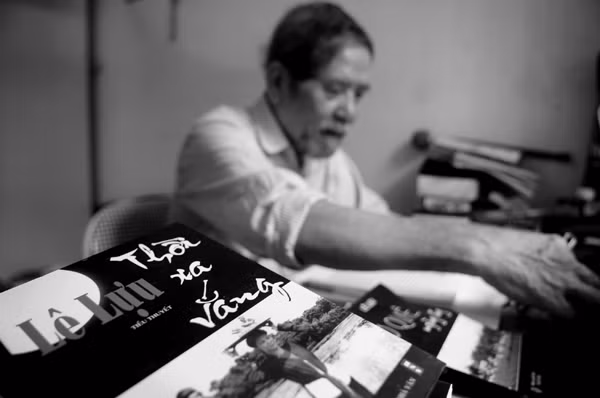 Lê Lựu từng có hai đời vợ, tất cả đều đã chia tay và đều để lại trong ông những nỗi oán giận đến bây giờ. Lê Lựu cứ ví bà vợ đầu của mình với cô Tuyết - người vợ đầu của anh cu Sài trong tác phẩm 