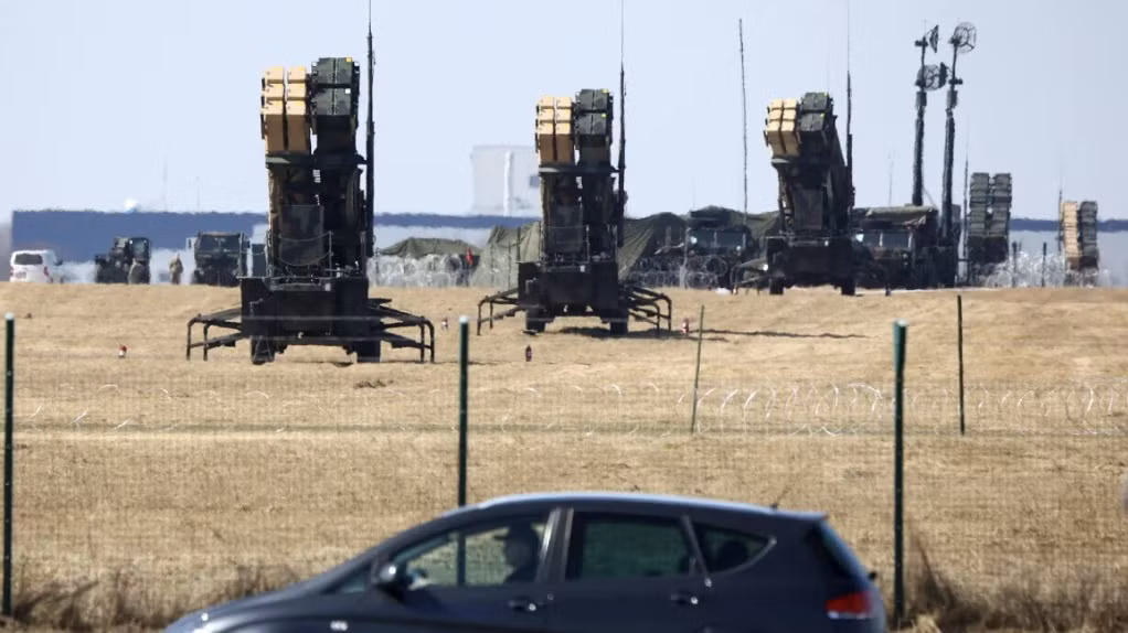 Hệ thống tên lửa đất đối không (SAM) MIM-104 Patriots của Quân đội Mỹ tại sân bay Rzeszow-Jasionka ở Ba Lan, tháng 3/2022. (Ảnh: Reuters)