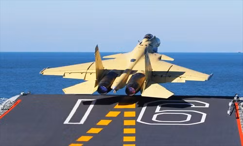 J-15 cất cánh