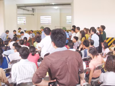 Người dân đi nộp hồ sơ mua nhà thu nhập thấp 