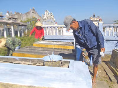 Ông Tư đã 20 năm làm nghề tảo mộ thu. Ông Tư đã 20 năm làm nghề tảo mộ thu. Ảnh: Nam Cường