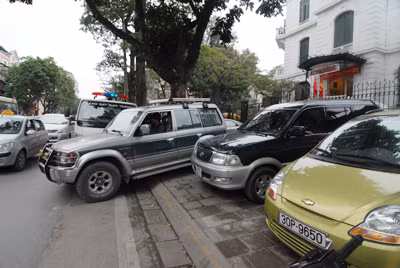 Xe ô tô thản nhiên đỗ trước cửa công ty Alphanam, ngay trước mặt lực lượng thanh tra giao thông