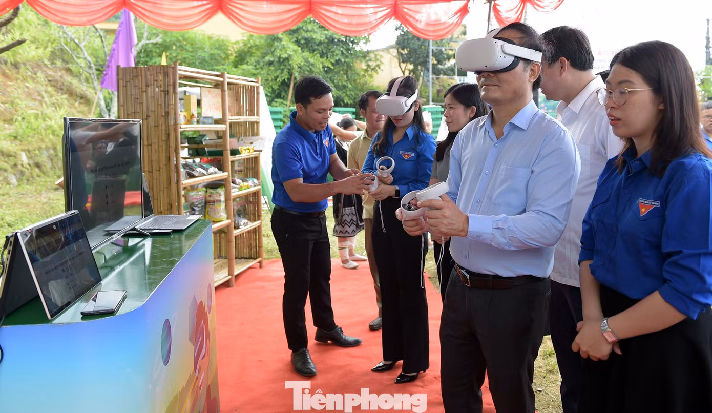 Các đại biểu, đoàn viên thanh niên trải nghiệm gian hàng nông nghiệp số trên nền tảng Metaverse. Ảnh: Xuân Tùng