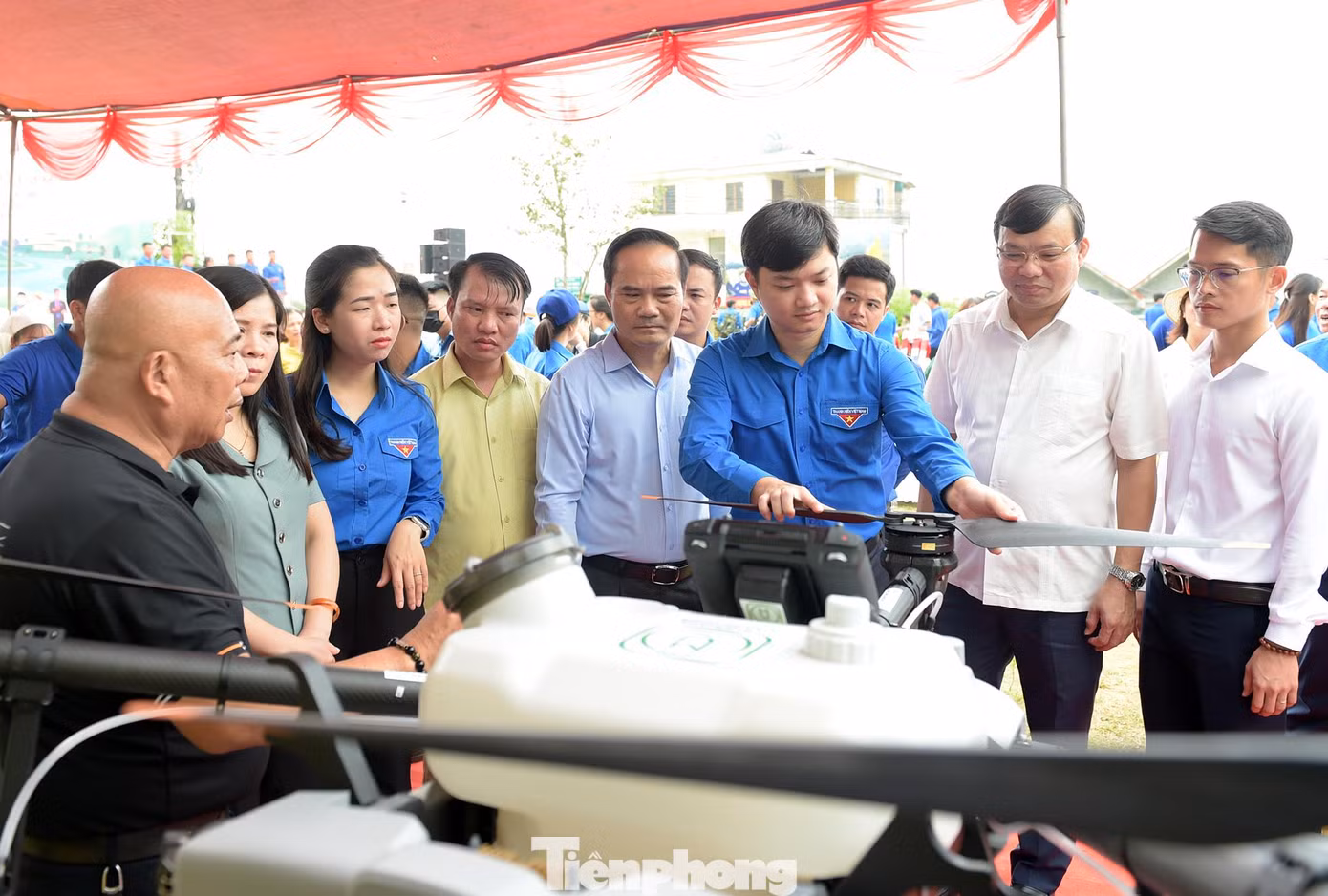 Anh Nguyễn Minh Triết và các đại biểu tham quan gian hàng nông nghiệp số và thiết bị công nghệ trong ngành nông nghiệp. Ảnh: Xuân Tùng