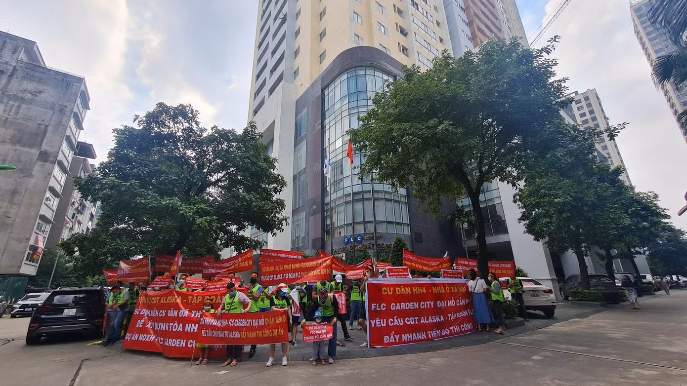 Hàng trăm khách hàng tập trung trước tòa nhà FLC Landmark Tower trên đường Lê Đức Thọ để băng rôn đòi nhà, yêu cầu chủ đầu tư đẩy nhanh tiến độ thi công. Hàng trăm khách hàng tập trung trước tòa nhà FLC Landmark Tower trên đường Lê Đức Thọ để băng rôn đòi nhà, yêu cầu chủ đầu tư đẩy nhanh tiến độ thi công.
