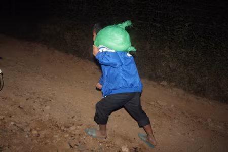 Học sinh gùi gạo về bản.