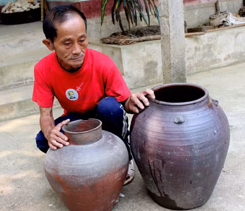 Gia đình ông Lê Trọng Bố (làng Cẩm Trang) đang lưu giữ nhiều hiện vật bình gốm, bình đất nung cổ. Gia đình ông Lê Trọng Bố (làng Cẩm Trang) đang lưu giữ nhiều hiện vật bình gốm, bình đất nung cổ