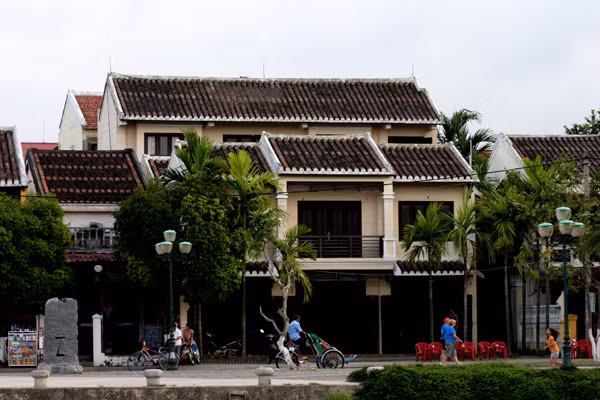 Nhiều công trình mới xây dựng cũng được xây cất với mái ngói âm dương