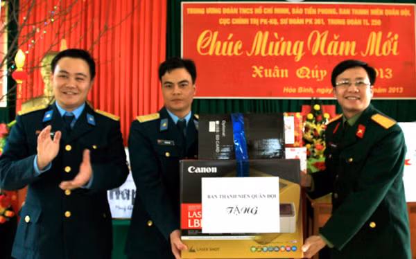 Đại diện Ban thanh niên Quân đội tặng quà cho các chiến sỹ