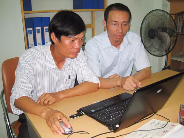 Luật sư Phất đang tư vấn pháp luật cho kỹ sư Tạch. Luật sư Phất đang tư vấn pháp luật cho kỹ sư Tạch