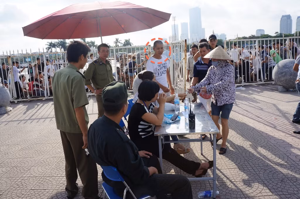 "Người quen" đứng chờ trong lúc các CĐV thực thụ xếp hàng vào nhận tích kê.