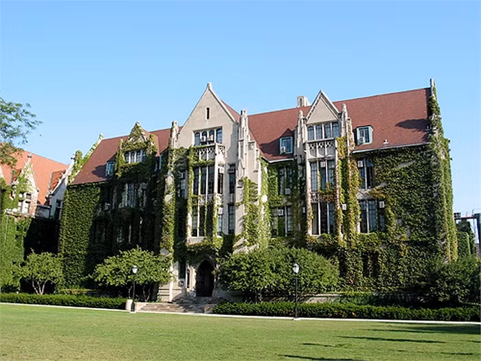 Đại học Chicago là một mảnh đất của những thiên tài với thành tích 85 học viên từng nhận giải Nobel. Sinh viên nơi đây cũng được tham gia các hoạt hết sức phong phú, có thể nói là đặc biệt nhất trên thế giới