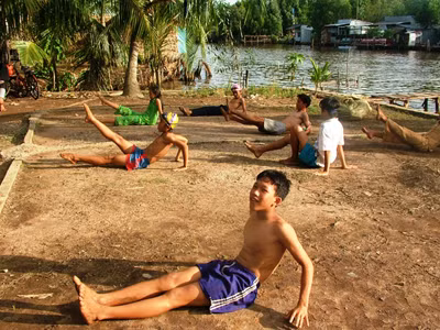 Bãi đất trước nhà trở thành nơi tập hợp, huấn luyện CLB 11A