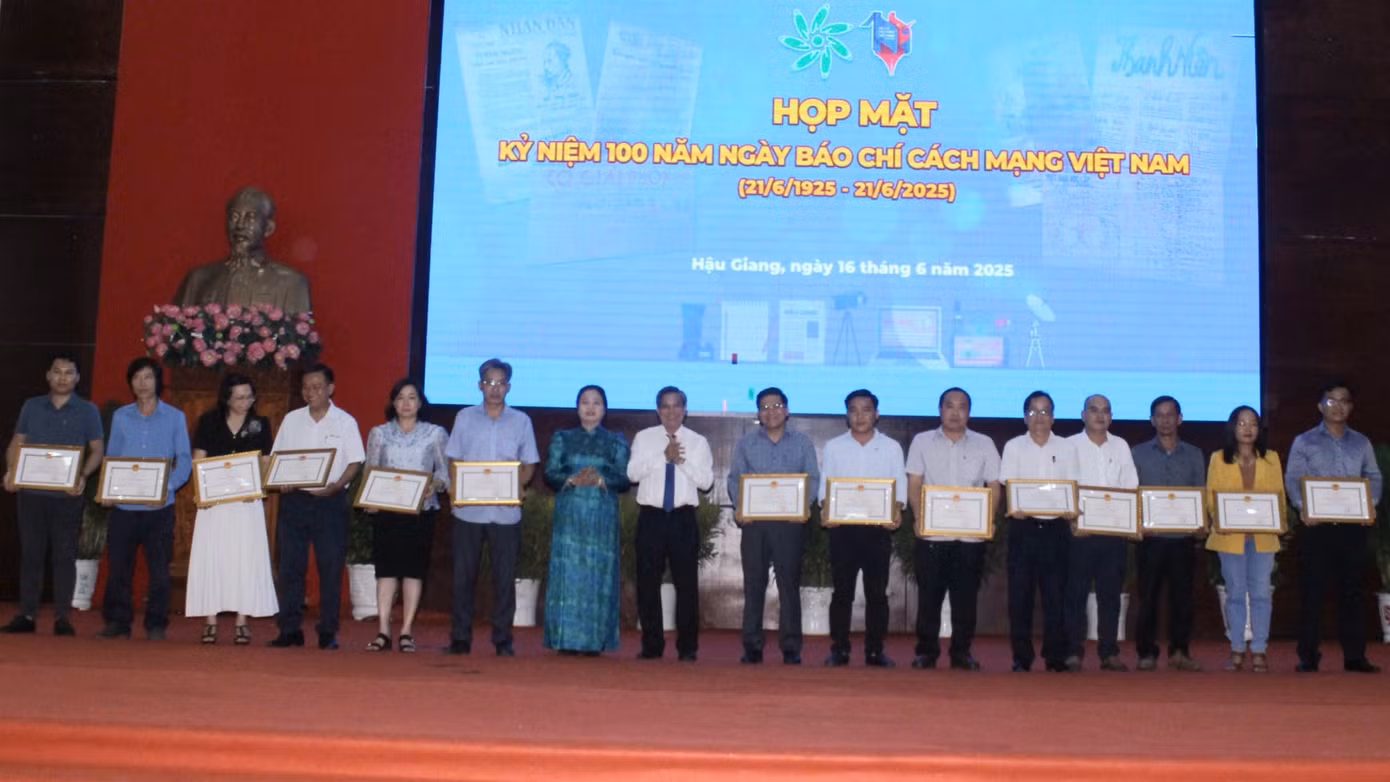 Lãnh đạo tỉnh Hậu Giang trao Bằng khen cho các cá nhân.