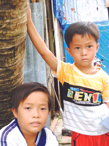 Hai anh em Nguyễn Nhật Lâm, Nguyễn Nhật Long nhìn các bạn đến trường.