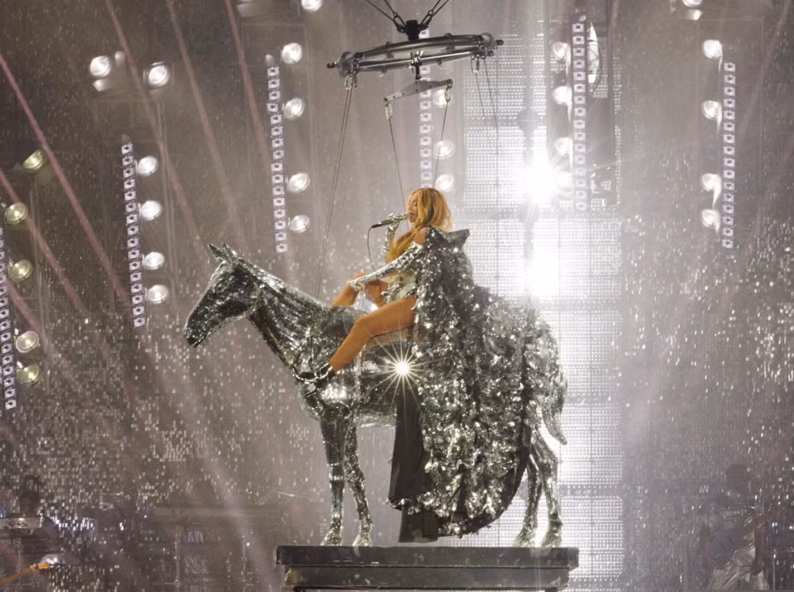 Không chỉ có những màn trình diễn ấn tượng, những bộ trang phục của Beyoncé được thế giới thời trang quan tâm dõi theo.