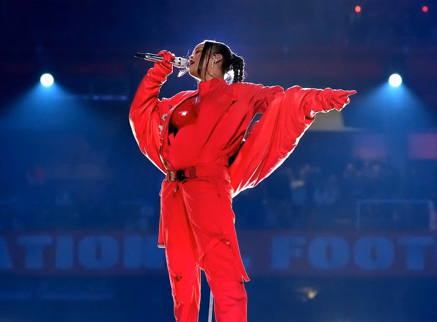 Rihanna rực rỡ trong bộ jumpsuit mặc cùng breastplate đỏ được Loewe custom riêng, khoác ngoài là chiếc áo khoác da Alaïa.