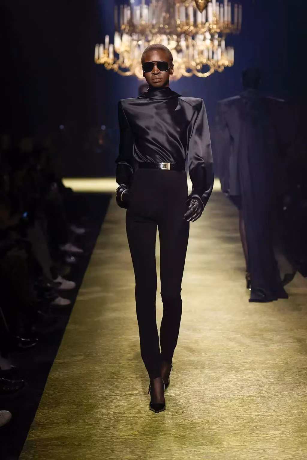 Hàng loạt sàn diễn runway đang tràn ngập các outfit phối cùng quần jeans ôm sát. Hàng loạt sàn diễn runway đang tràn ngập các outfit phối cùng quần jeans ôm sát.