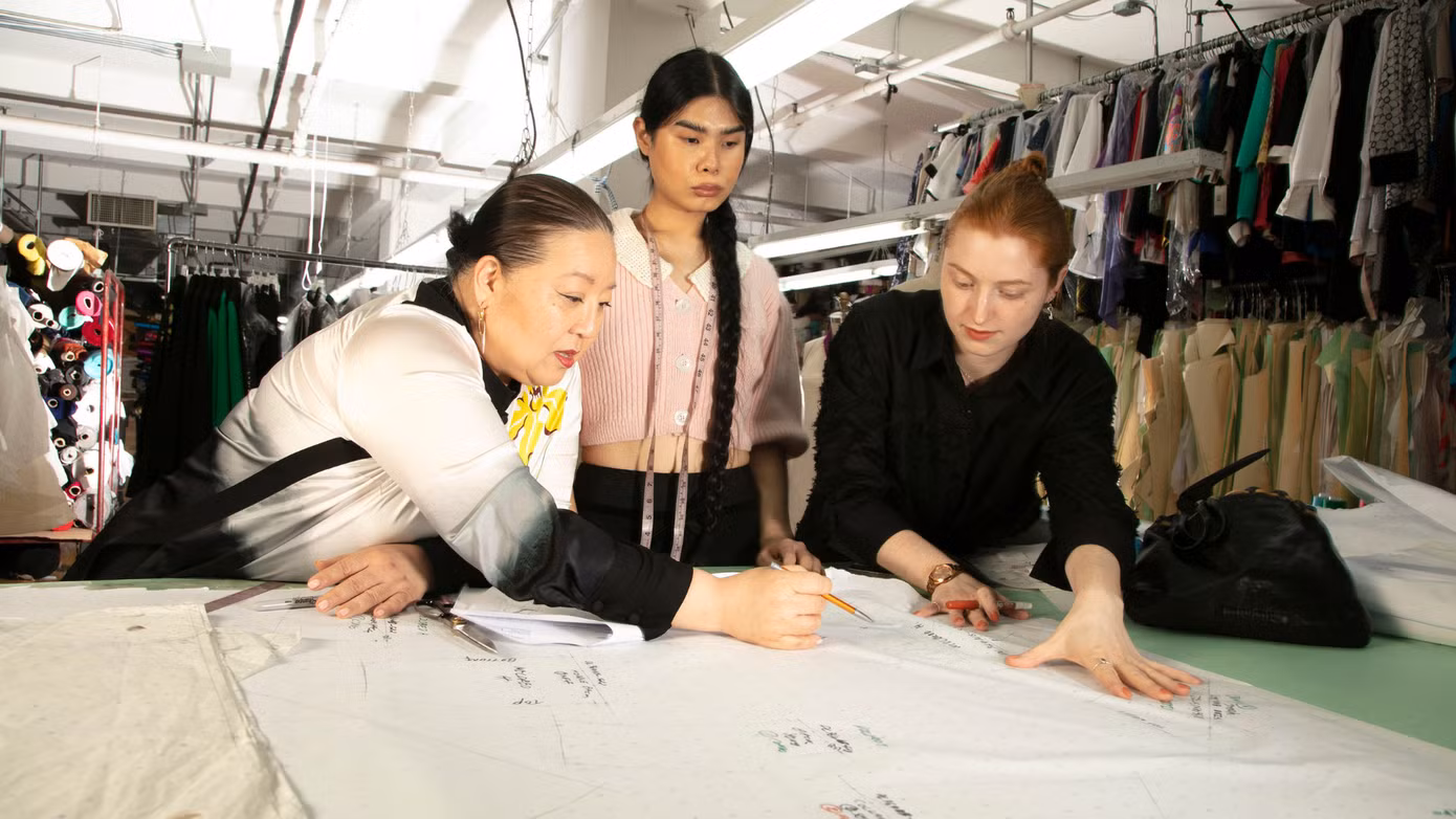 Mỗi một lần diễn ra Tuần lễ thời trang là lại một lần chạy đua với việc tăng ca.