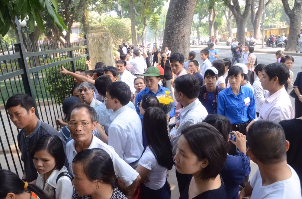 Sáng nay hàng nghìn người dân vẫn đến số nhà 30 Hoàng Diệu, Hà Nội đứng trước cổng viếng Đại tướng Võ Nguyên Giáp