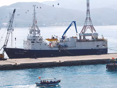 Tàu khảo sát Bình Minh 02 neo đậu ở cảng Nha Trang Ảnh: Nguyễn Đình Quân