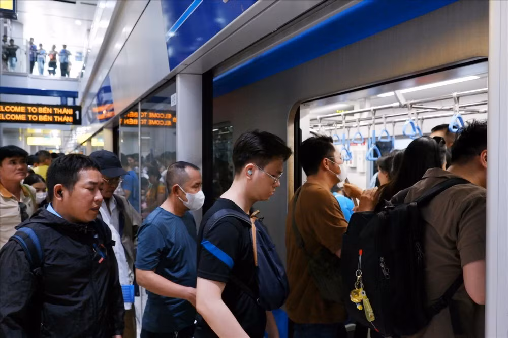 hanh-khach-len-tau-metro-tphcm-anh-hh-7475-143.jpeg