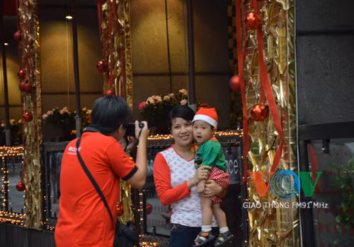 Nhiều gia đình chụp lại những hình ảnh đẹp của mùa Noel 2013. Nhiều gia đình chụp lại những hình ảnh đẹp của mùa Noel 2013