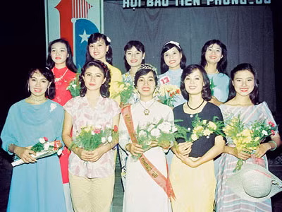 Hoa hậu đầu tiên Bùi Bích Phương (đứng giữa) sau phút đăng quang. Ảnh: mai nam