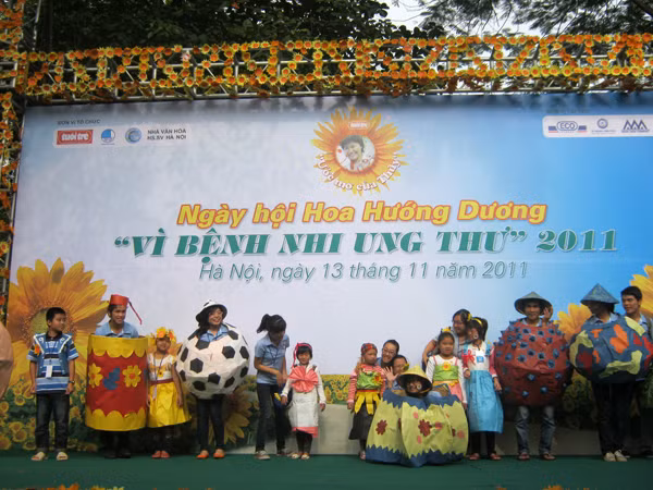 Các em nhỏ bị bệnh biểu diễn thời trang cũng các anh chị tình nguyện viên