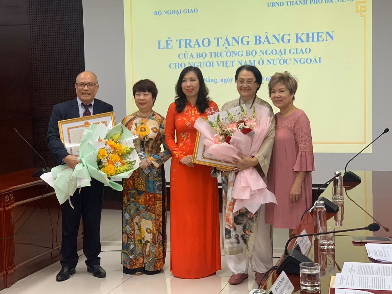 Thứ trưởng Lê Thị Thu Hằng (giữa) trao tặng bằng khen tặng kiều bào có đóng góp xuất sắc cho thành phố Đà Nẵng.