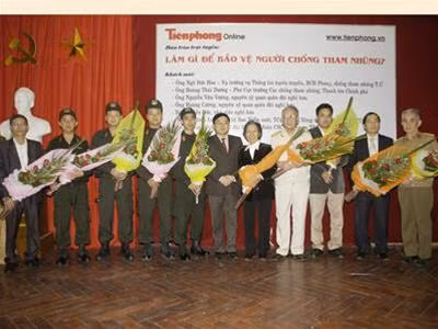 Phó Tổng biên tập báo Tiền Phong tặng hoa các vị khách mời có mặt tại tòa soạn.