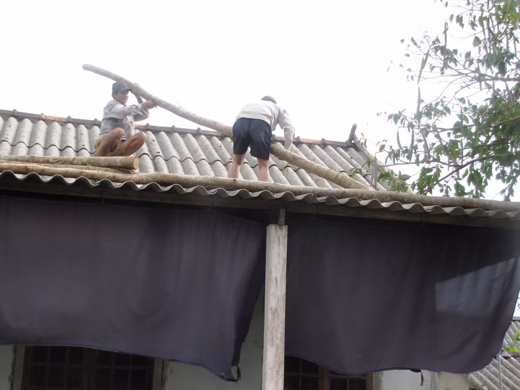 Người dân TT-Huế khẩn trương chằng chống lại nhà cửa trước khi siêu bão 14 đi qua. Ảnh: Ngọc Văn Người dân TT-Huế khẩn trương chằng chống lại nhà cửa trước khi siêu bão 14 đi qua