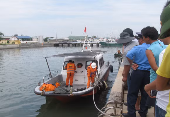 Những người thân đang trông chờ cơ quan chức năng đưa thi thể người bị mất tích về phía bờ ở Vũng Tàu. Những người thân đang trông chờ cơ quan chức năng đưa thi thể người bị mất tích về phía bờ ở Vũng Tàu