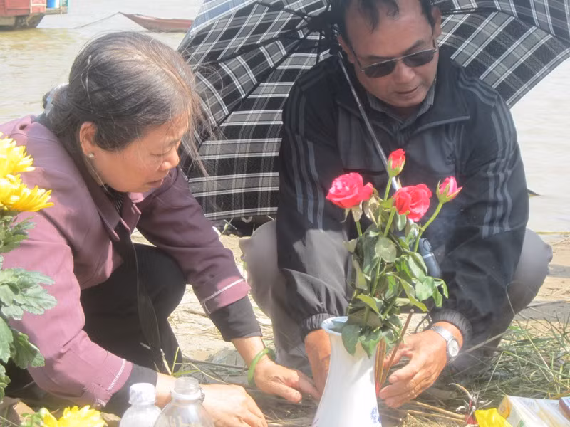 Gia đình nạn nhân thắp hương trên bờ sông Hồng