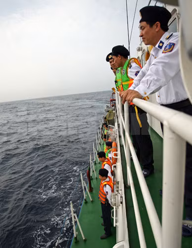 Mỗi chuyến đi tuần tra có rất nhiều bộ phận chuyên môn khác nhau đi trên một tàu và thường đi theo kíp tàu nên khi bắt các vi phạm mặc dù không ít lần chủ tàu có những lời gạ gẫm bồi dưỡng nhưng với bản lĩnh vững vàng các chiến sĩ Cảnh sát Biển luôn thực hiện xử phạt theo quy định của pháp luật