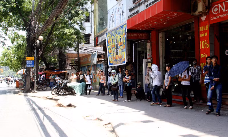 Nắng nóng cũng ảnh hưởng tới những người sử dụng phương tiện giao thông công cộng