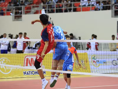 Đội Việt Nam phải thắng Myanmar mới có cửa giành HCB regu nữ. Trong trận đấu này, trọng tài có đôi chút thiên vị cho chủ nhà. Điển hình như những tình huống VĐV của Myanmar đưa chân sang phần sân của Việt Nam chắn bóng, chạm mép lưới. Bài viết: http://news.zing.vn/HLV-cau-may-ngao-ngan-nhin-hoc-tro-thua-Myanmar-post377795.html#category Nguồn Zing News 