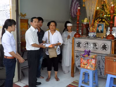 Giám đốc PJICO Cần Thơ và đại diện chủ xe tải chia buồn cùng gia đình cha con ông Lê Công Lộc, Lê Công Tài. Ảnh: Sáu Nghệ