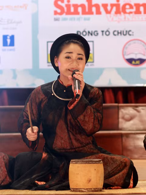 Vừa hát vừa điểm trống chầu