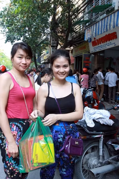 Vui mừng khi mua được hộp bánh