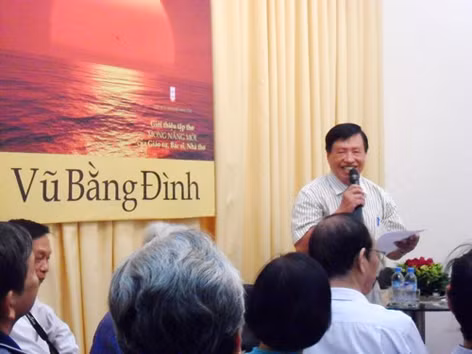 GS. TS Vũ Bằng Đình trong buổi ra mắt tập thơ Mong nắng mới