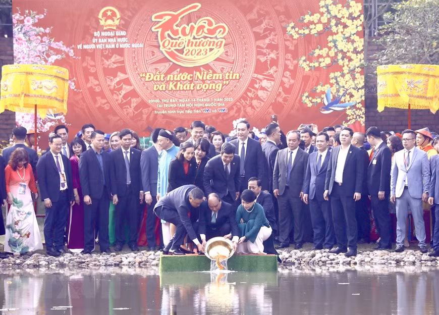 Chủ tịch nước Nguyễn Xuân Phúc và Phu nhân cùng các đại biểu kiều bào thả cá chép tiễn ông Công, ông Táo theo phong tục truyền thống. (Ảnh: Lâm Khánh/TTXVN) Chủ tịch nước Nguyễn Xuân Phúc và Phu nhân cùng các đại biểu kiều bào thả cá chép tiễn ông Công, ông Táo theo phong tục truyền thống. (Ảnh: Lâm Khánh/TTXVN)