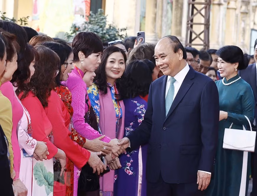 Chủ tịch nước Nguyễn Xuân Phúc và Phu nhân với các đại biểu kiều bào dự Chương trình Xuân Quê hương 2023 dự nghi thức dâng hương và thả cá chép tại Khu di tích Hoàng thành Thăng Long. (Ảnh: Thống Nhất/TTXVN) Chủ tịch nước Nguyễn Xuân Phúc và Phu nhân với các đại biểu kiều bào dự Chương trình Xuân Quê hương 2023 dự nghi thức dâng hương và thả cá chép tại Khu di tích Hoàng thành Thăng Long. (Ảnh: Thống Nhất/TTXVN)