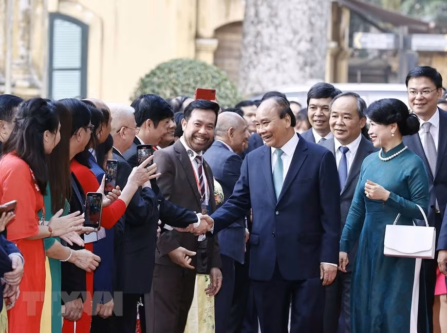Chủ tịch nước Nguyễn Xuân Phúc và Phu nhân với các đại biểu kiều bào dự Chương trình Xuân Quê hương 2023 dự nghi thức dâng hương và thả cá chép tại Khu di tích Hoàng thành Thăng Long. (Ảnh: Thống Nhất/TTXVN) Chủ tịch nước Nguyễn Xuân Phúc và Phu nhân với các đại biểu kiều bào dự Chương trình Xuân Quê hương 2023 dự nghi thức dâng hương và thả cá chép tại Khu di tích Hoàng thành Thăng Long. (Ảnh: Thống Nhất/TTXVN)