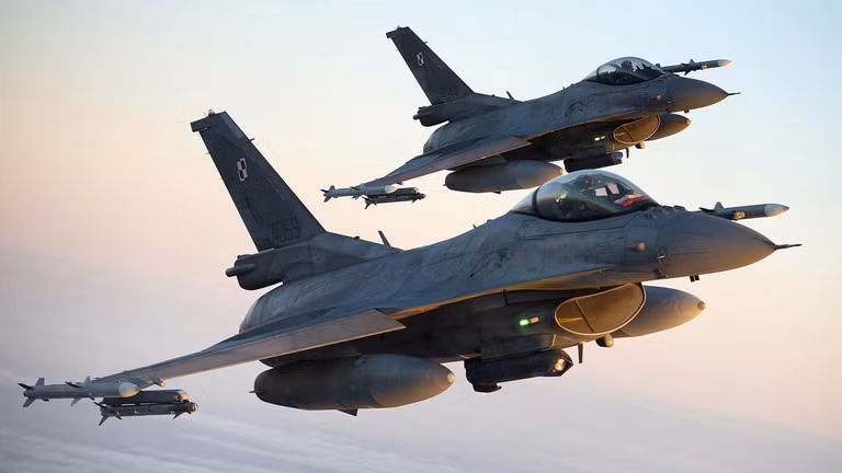 Máy bay chiến đấu F-16 của không quân Ba Lan. Ảnh: AP Máy bay chiến đấu F-16 của không quân Ba Lan. Ảnh: AP