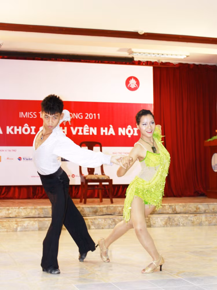 Tống Thị Khánh Huyền (ĐH Khoa học Xã hội & Nhân Văn - ĐHQG Hà Nội) mạnh mẽ, cá tính và kiêu sa trong điệu khiêu vũ Cha Cha Cha