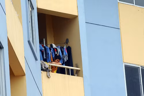 Để tiết kiệm tiền, nhiều nữ công nhân đã vào sống trong ký túc xá của khu công nghiệp, với mức phí thuê 55.000 một tháng cùng 100.000 đồng điện, nước. Mỗi phòng có thể ở được 12 người